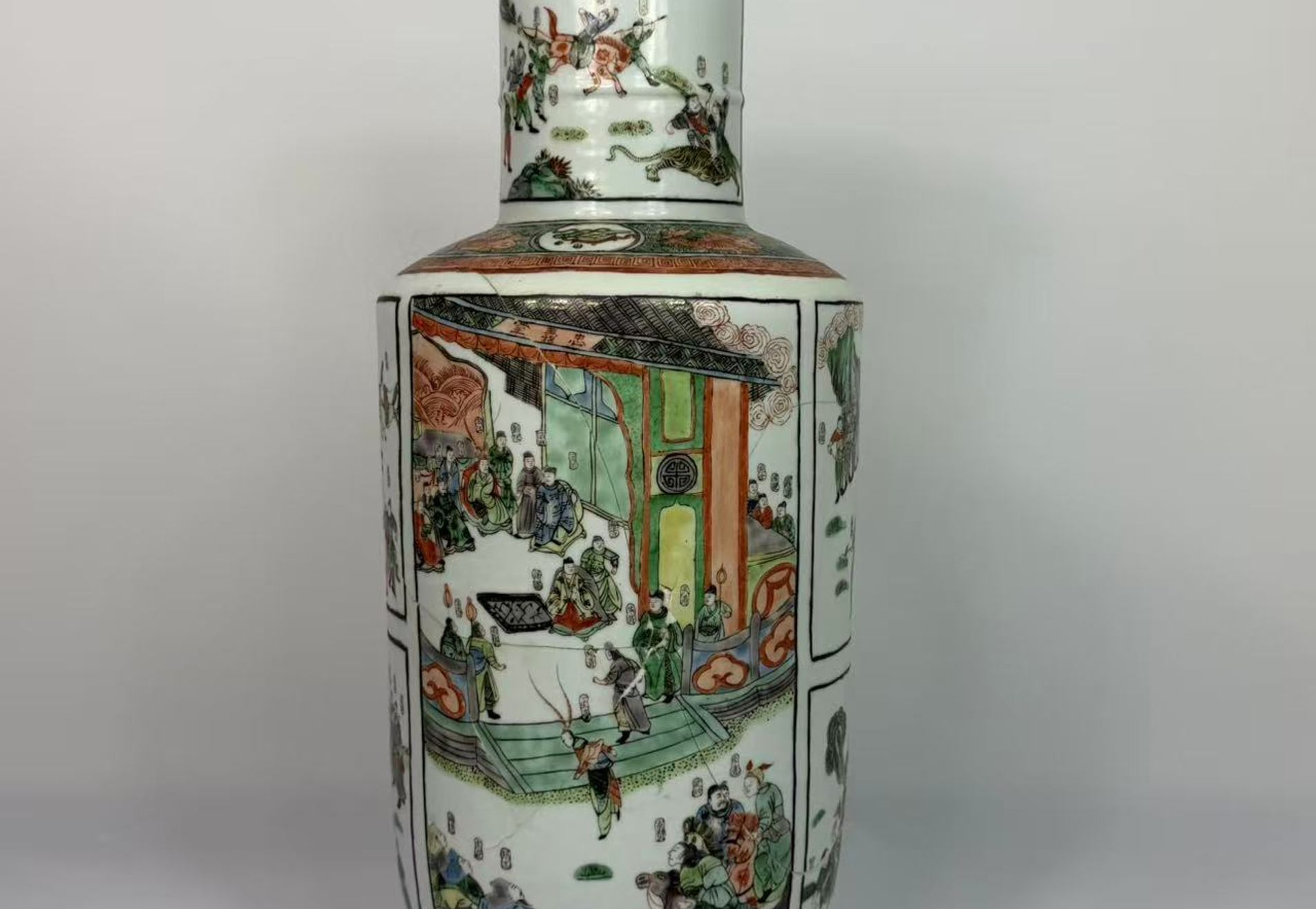 008 Laat Qing-dynastie wucai vaas in knotsvorm met ‘Water Margin’ figuurdecor