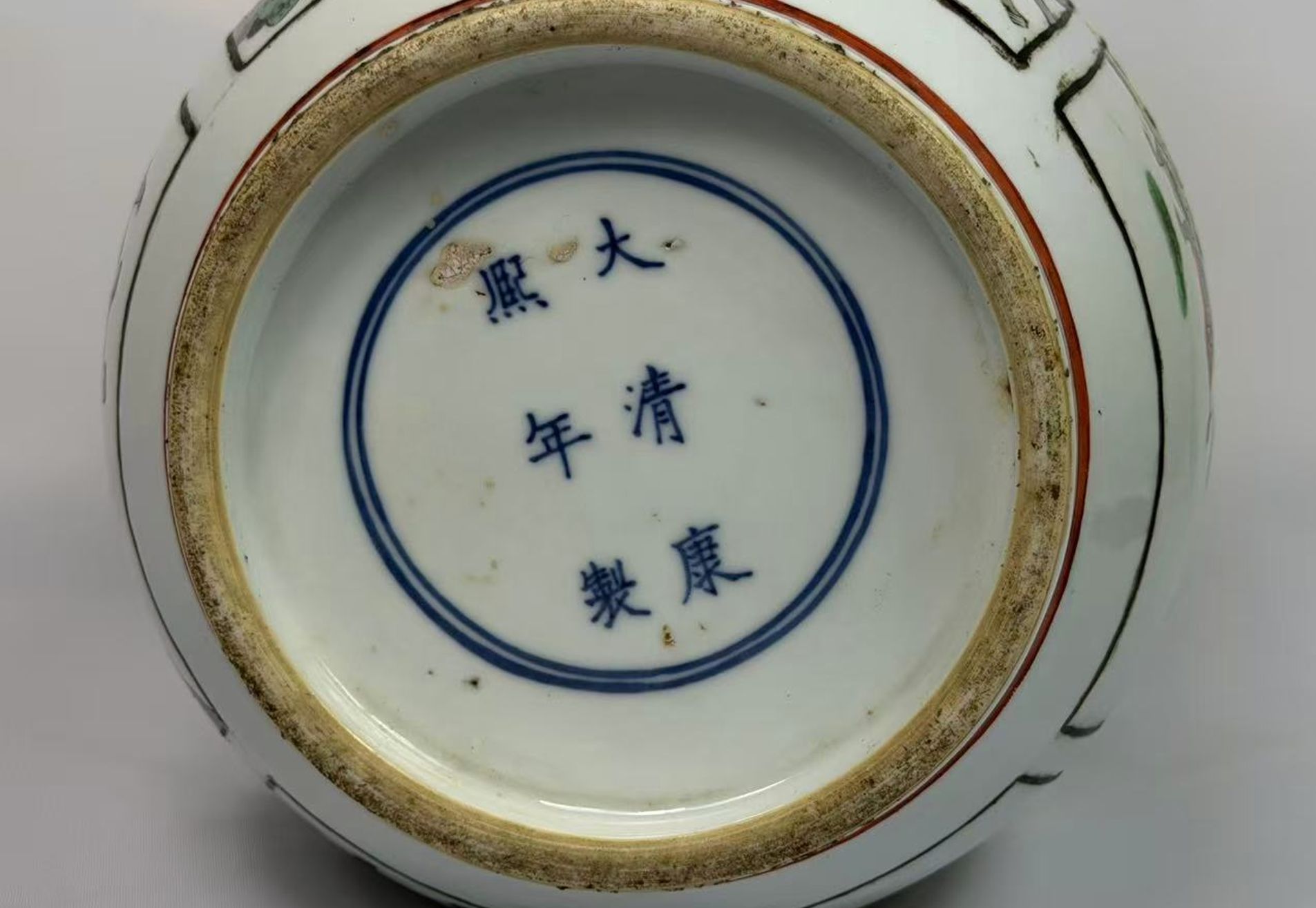 008 Laat Qing-dynastie wucai vaas in knotsvorm met ‘Water Margin’ figuurdecor