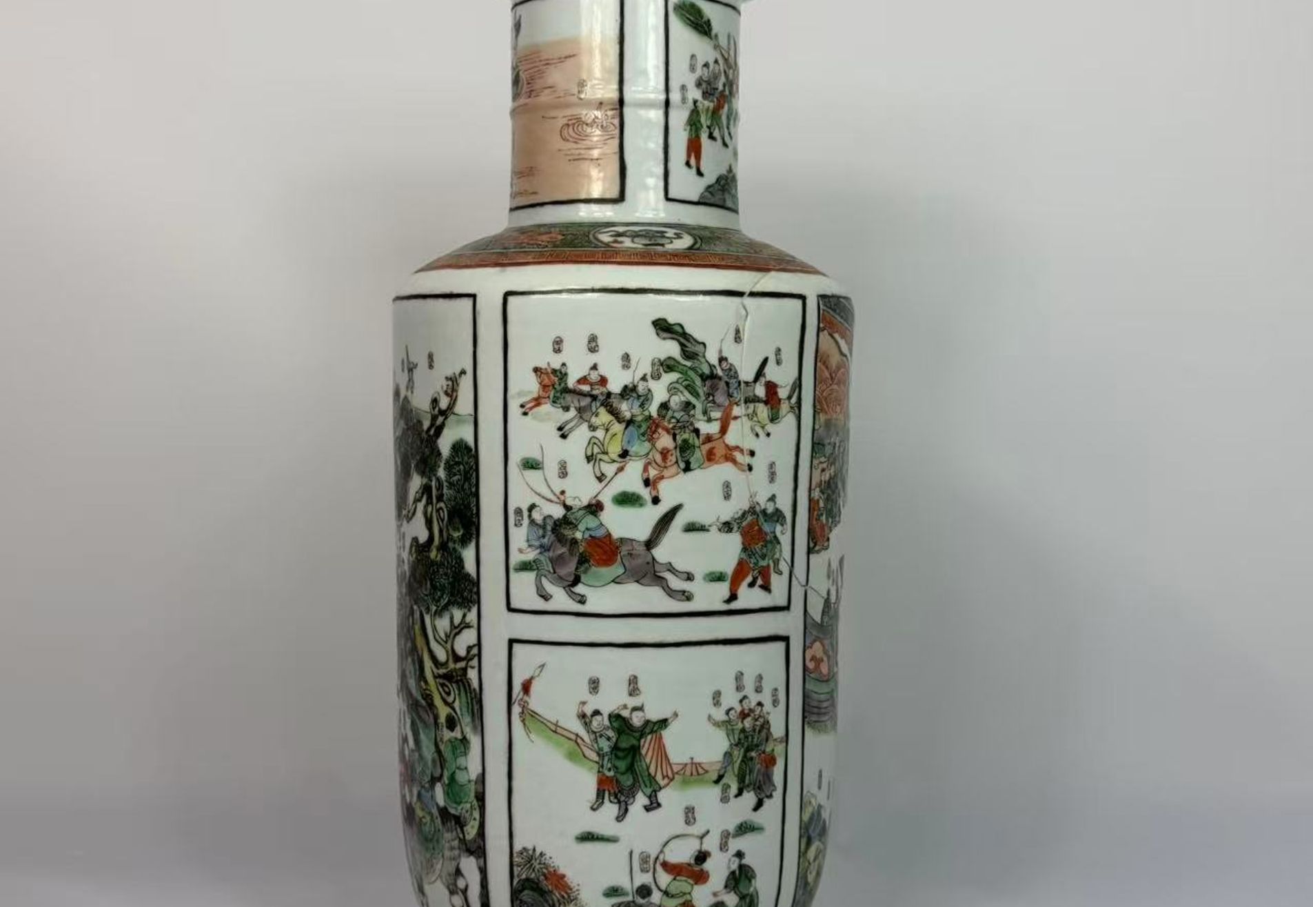 008 Laat Qing-dynastie wucai vaas in knotsvorm met ‘Water Margin’ figuurdecor