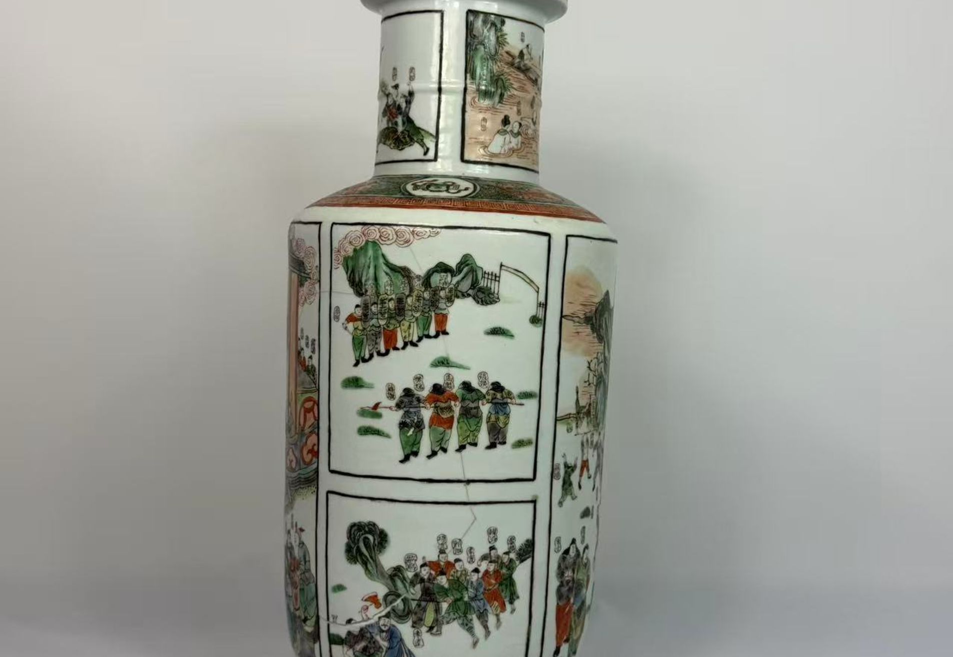 008 Laat Qing-dynastie wucai vaas in knotsvorm met ‘Water Margin’ figuurdecor