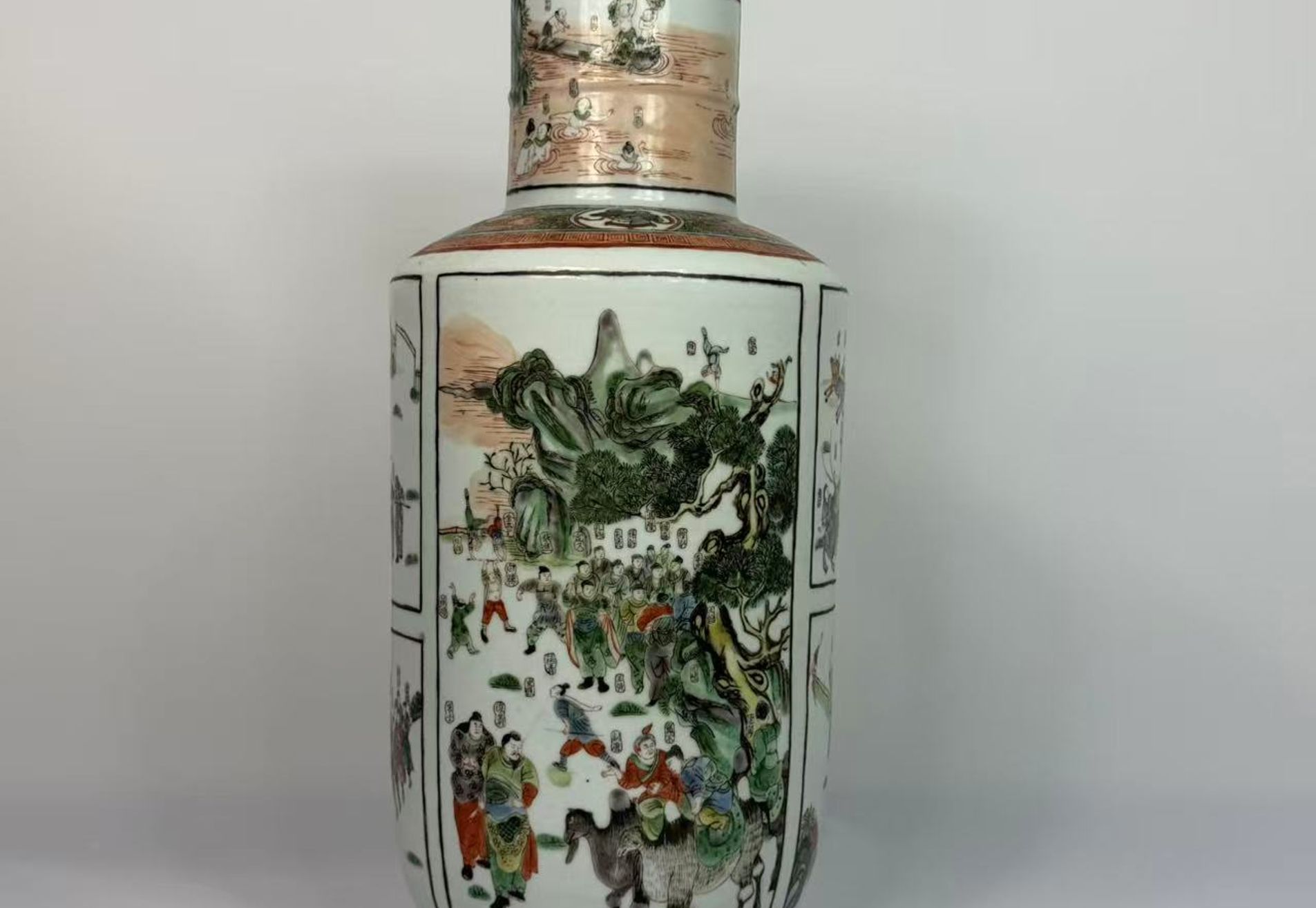 008 Laat Qing-dynastie wucai vaas in knotsvorm met ‘Water Margin’ figuurdecor
