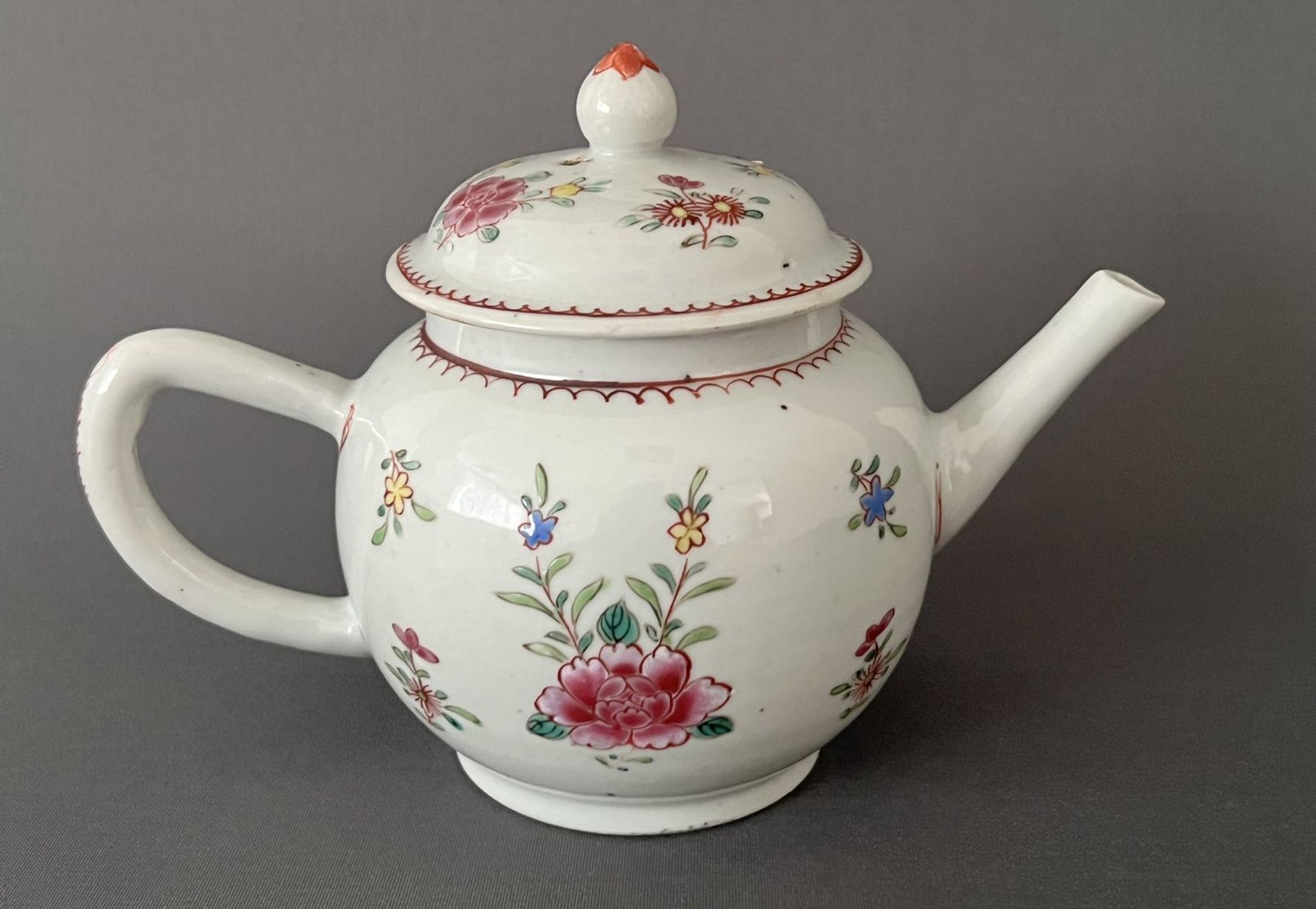 005 Een 18e-eeuwse famille rose theepot