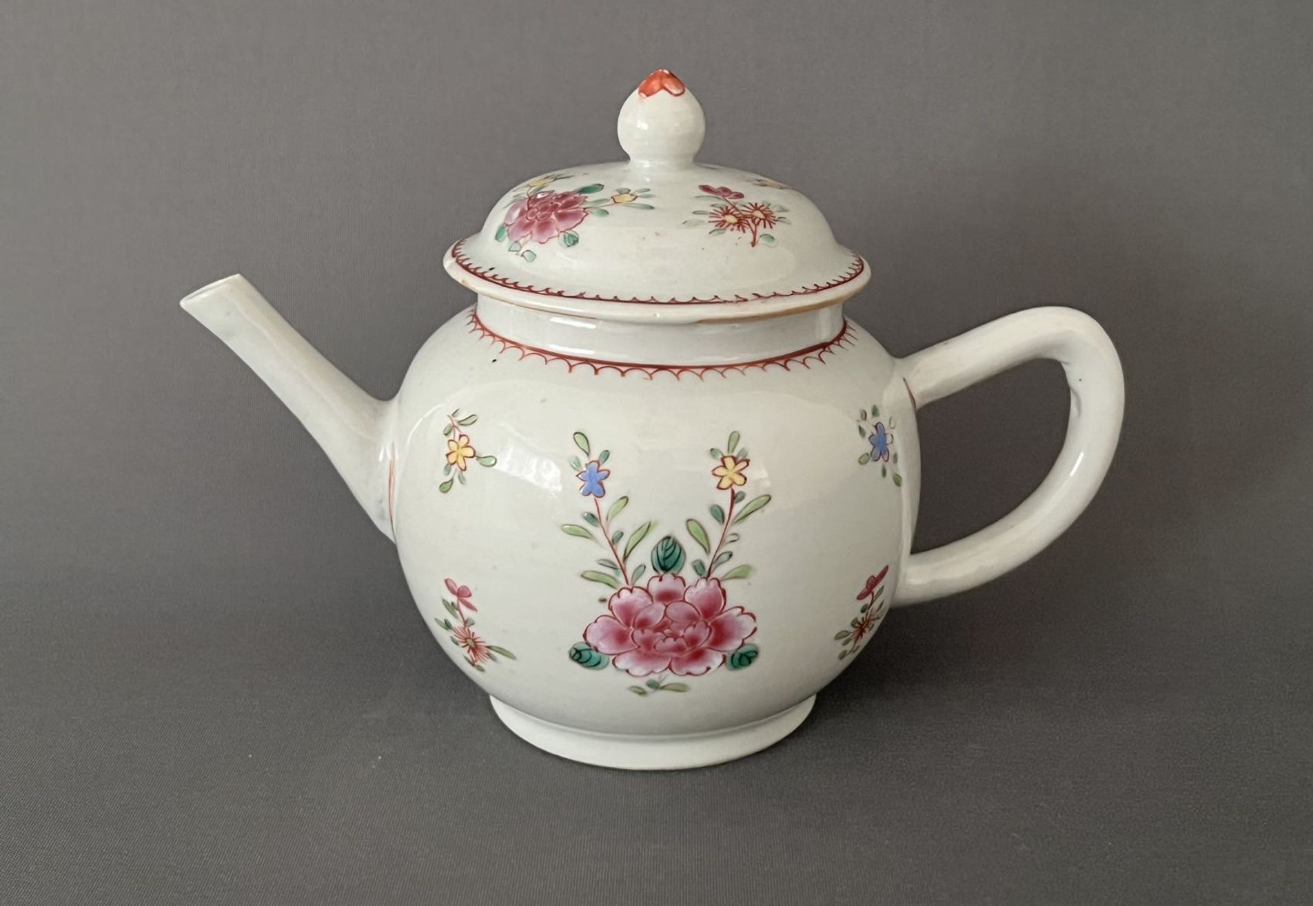 005 Een 18e-eeuwse famille rose theepot