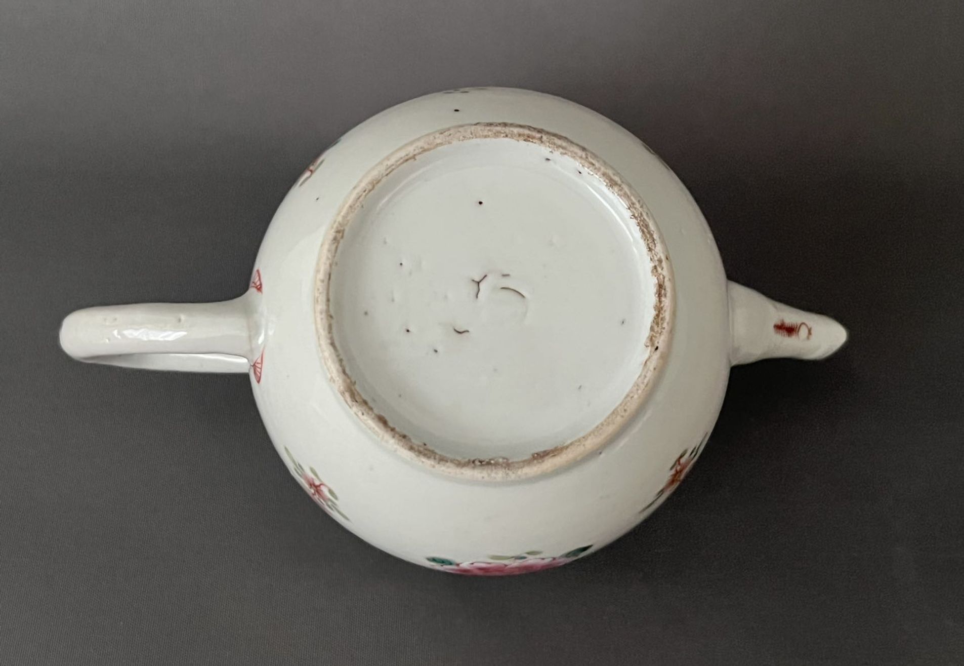 005 Een 18e-eeuwse famille rose theepot