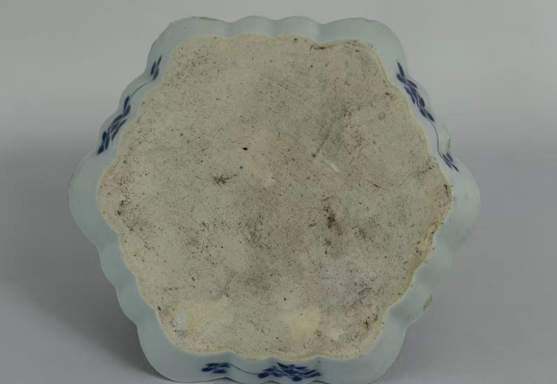 011 A blue-and-white hexagonal brush washer with figural decoration from the Kangxi period.
