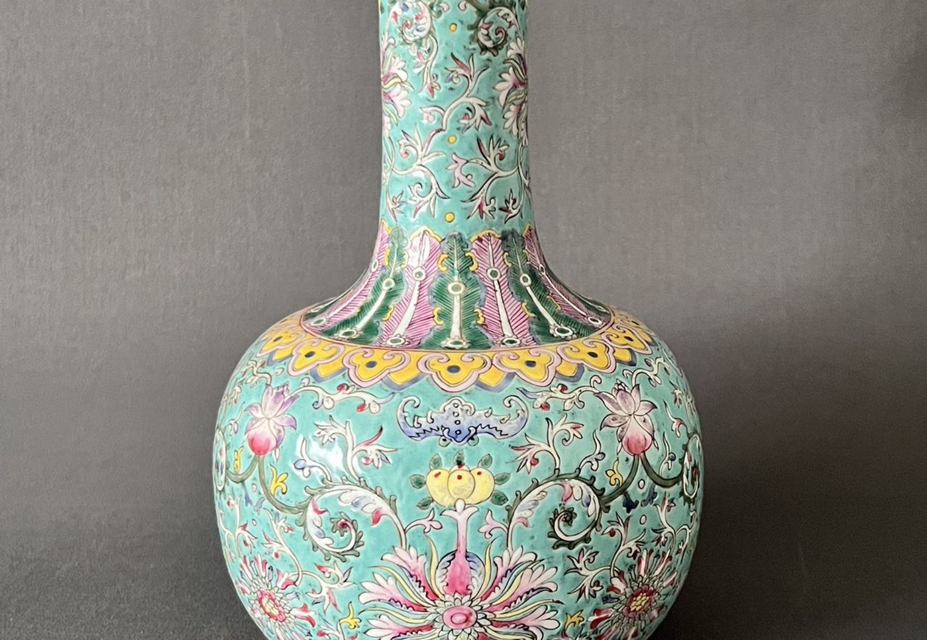 007 Een kleine Chinese famille rose bolle vaas gedecoreerd met bloemmotieven