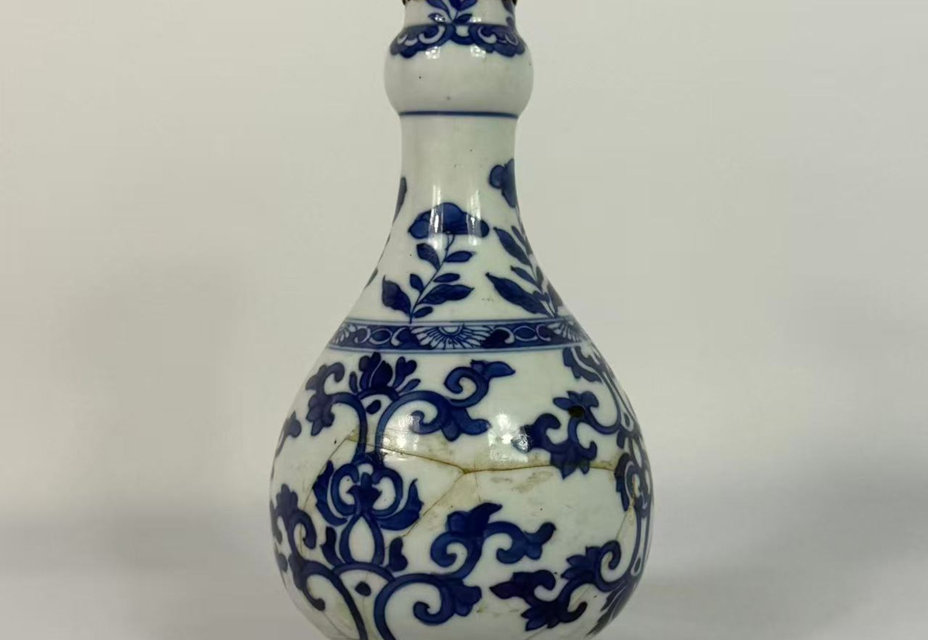 003 A Fine Blue and White ‘Garlic-Head’ Vase, Kangxi Period (1662–1722)