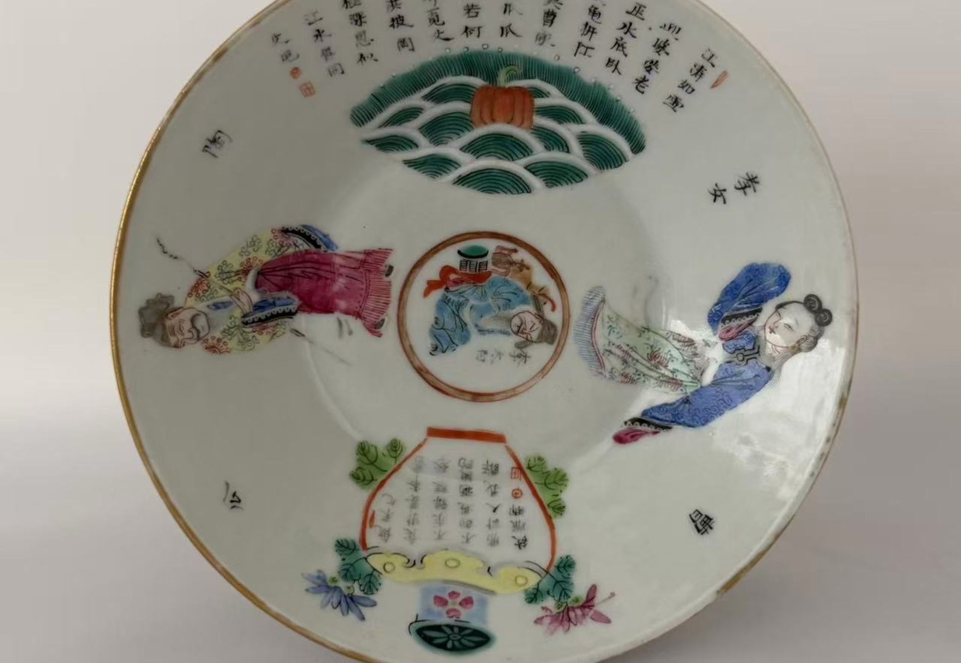 004 A late Qing dynasty decorative plate from the Xianfeng to Tongzhi period, decorated with Wu Shuang Pu motifs.