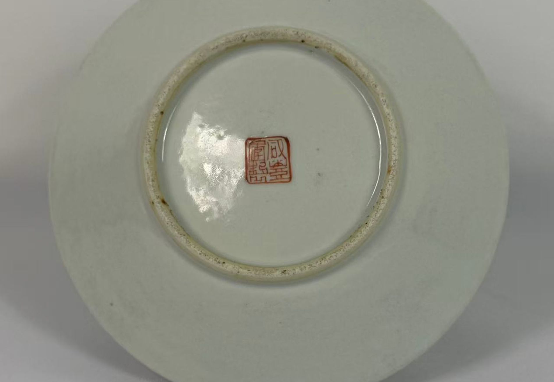 004 A late Qing dynasty decorative plate from the Xianfeng to Tongzhi period, decorated with Wu Shuang Pu motifs.