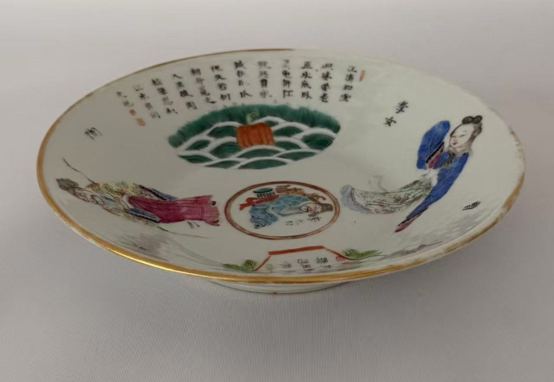 004 A late Qing dynasty decorative plate from the Xianfeng to Tongzhi period, decorated with Wu Shuang Pu motifs.