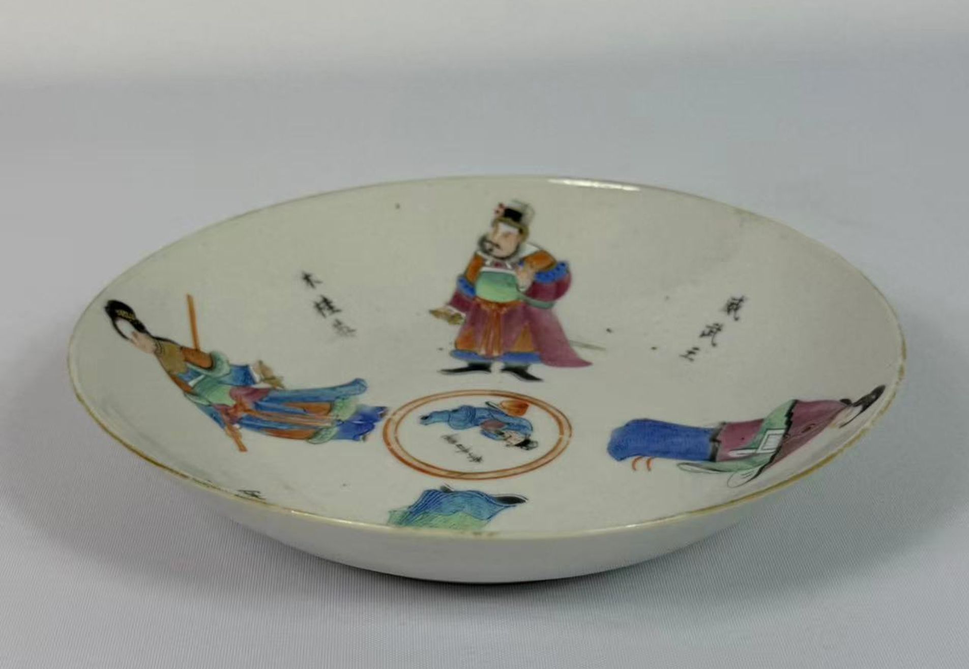 012 A late Qing dynasty famille rose decorative plate with Wu Shuang Pu motifs.
