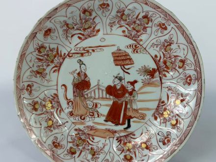 026 Een in ijzerrood en goud gedecoreerde schotel met figuren en florale motieven, Kangxi-periode (Qing-dynastie, 1662–1722)
