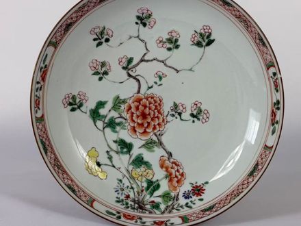 027 Kangxi-periode famille verte schotel met bloemendecor, Qing-dynastie
