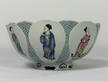 020 Yongzheng-periode famille rose kom met figuurdecor en gemodelleerd lotusmotief, Qing-dynastie
