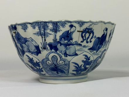 021 Kangxi-periode blauw-witte kom met ‘Zeven Wijzen van het Bamboebos’ decor en gemodelleerd lotusblaadjesmotief, Qing-dynastie