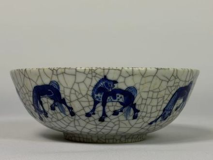 024 Qing-dynastie blauw-witte kom met ‘Mu Wang acht paarden’ decor en Ge-glasuur