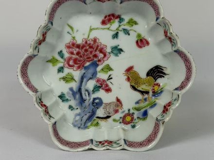 019 Een fraaie zeshoekige penseelwasbak uit de Yongzheng-periode, famille-rose, versierd met haan- en pioenroosmotieven