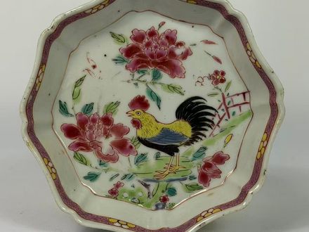 023 Yongzheng-periode famille rose penseelwasbak met haan- en pioenrozenmotief, Qing-dynastie