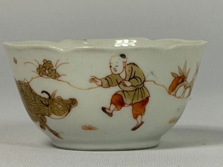018 Kangxi-periode bloemige beker met cinnaberrood en gouddecor en ‘herderjongen’ motief, Qing-dynastie