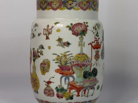 017 Laat Qing-dynastie grote famille rose vaas met ‘Bogu’ (antieke schatten) decor