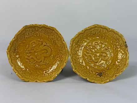 001 Laat Qing-dynastie geel geglazuurde klein kopje met gemodelleerd draakdecor