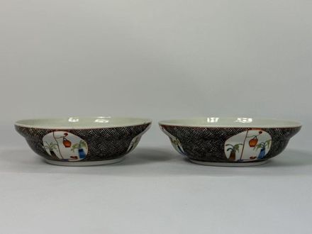 015 Laat Qing-dynastie famille rose kom met ‘Bogu’ decor en wanzi (hakenkruis) motief