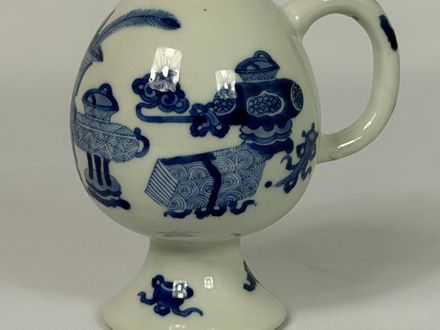 002 Kangxi-periode blauw-witte ‘Bogu’ (antieke schatten) melkkan, Qing-dynastie