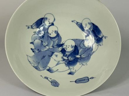 014 Chinese blauw-witte offeringsschotel met ‘spelende kinderen’ motief