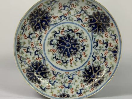 009 Laat Qing-dynastie Chinese doucai schotel met bloemendecor