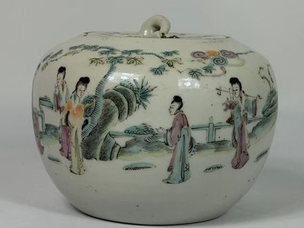 013 Laat Qing-dynastie famille rose pot voor het spelen van Go met figuurdecor