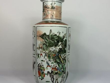 008 Laat Qing-dynastie wucai vaas in knotsvorm met ‘Water Margin’ figuurdecor
