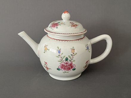 005 Een 18e-eeuwse famille rose theepot