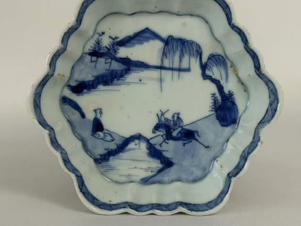 011 Een blauw-witte zeskantige penseelspoel met figuratieve decoratie uit de Kangxi-periode